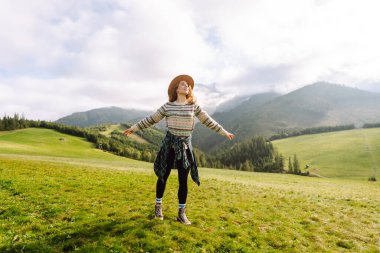 Bir dağ vadisinde seyahat eden genç ve çekici bir kız yolcunun portresi. Macera, seyahat konsepti.