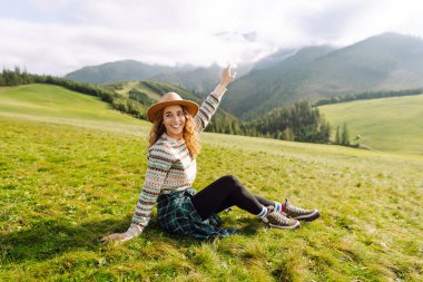 Bir dağ vadisinde seyahat eden genç ve çekici bir kız yolcunun portresi. Macera, seyahat konsepti.