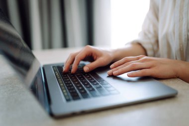 Laptop klavyesine yazı yazan bir kadının yakın çekimi. İş, serbest meslek, alışveriş, eğitim. Çevrimiçi.
