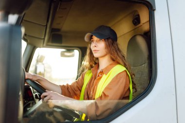 Kamyon şoförü kadın, Avrupa 'da kadın kamyoncu işgali. Halk ve endüstriyel ulaşım kavramı.