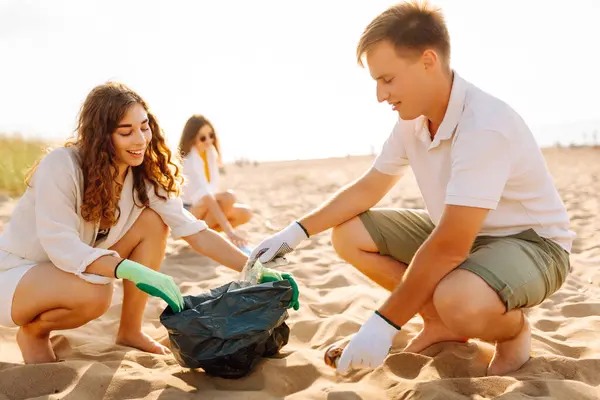 Trash Beach Scavengery Volunteers Collects Plastic Bottles Ocean Shore Concept Imagen De Stock