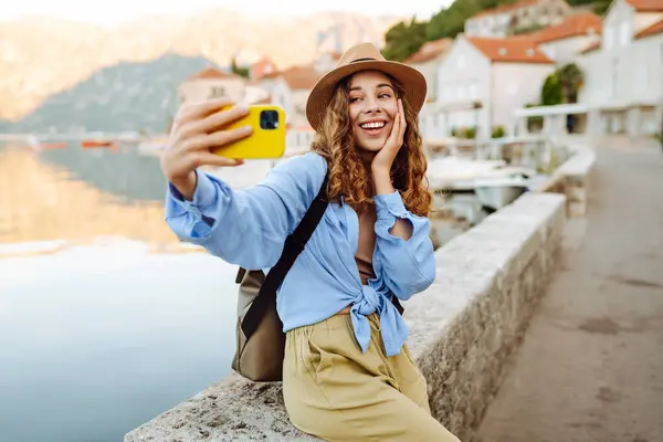 Jonge Vrouw Loopt Straat Neemt Selfie Met Behulp Van Smartphone Rechtenvrije Stockafbeeldingen