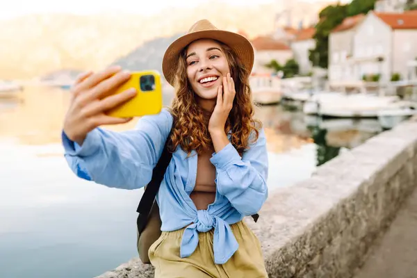 Jonge Vrouw Loopt Straat Neemt Selfie Met Behulp Van Smartphone Stockfoto