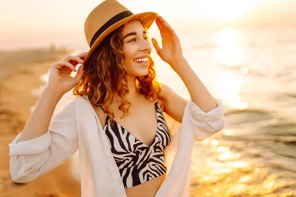 Potret Wanita Cantik Hari Musim Panas Bersantai Pantai Saat Matahari Stok Foto