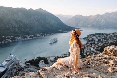 Kadın turist şehrin panoramik manzarasının tadını çıkarıyor. Yaşam tarzı, seyahat, turizm, doğa, aktif yaşam.