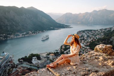 Kadın turist şehrin panoramik manzarasının tadını çıkarıyor. Yaşam tarzı, seyahat, turizm, doğa, aktif yaşam.