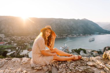 Kadın turist şehrin panoramik manzarasının tadını çıkarıyor. Yaşam tarzı, seyahat, turizm, doğa, aktif yaşam.