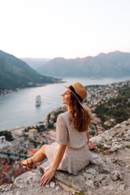 Kadın turist şehrin panoramik manzarasının tadını çıkarıyor. Yaşam tarzı, seyahat, turizm, doğa, aktif yaşam.