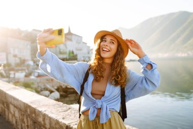 Bayan turist gezintide selfie çekiyor. Selfie zamanı. Yaşam tarzı, macera, doğa, aktif yaşam.