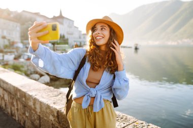 Bayan turist gezintide selfie çekiyor. Selfie zamanı. Yaşam tarzı, macera, doğa, aktif yaşam.