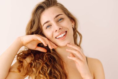 Cildi kötü olan genç bir kadın. Bir sürü sivilceli cilt. Sivilce hastalığı, sivilce tedavisi. Tıp ve kozmetoloji.