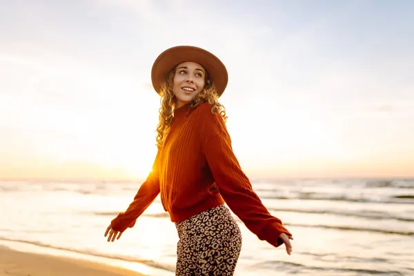 Wanita Cantik Berjalan Sepanjang Pantai Berpasir Indah Saat Matahari Terbenam Stok Foto Bebas Royalti