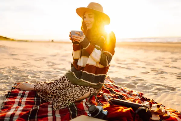 Wanita Muda Duduk Piknik Pantai Minum Minuman Panas Dari Termos Stok Foto Bebas Royalti