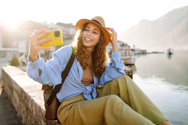 Turis Wanita Mengambil Foto Selfie Saat Berwisata Waktu Selfie Gaya Stok Gambar Bebas Royalti