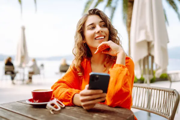 Portrait Beautiful Young Woman Reading Text Message Mobile Phone Coffee Imágenes De Stock Sin Royalties Gratis