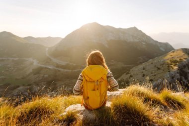 Dağda özgürlüğün tadını çıkaran bir turistin portresi. Maceralar. Aktif hayat. Yaşam tarzı, seyahat, hafta sonu.
