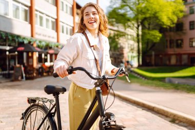 Bisiklet, kadın ve telefon şehirde heyecanlı ve mutlu bir şekilde yazları açık havada modaya uygun bir şekilde mesajlaşırken. Seyahat, hafta sonu, rahatlama ve yaşam tarzı konsepti. 
