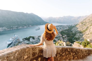 Kadınların arka plandaki manzarası, güzel şehir manzarasının tadını çıkarıyor. Turizm, dinlenme, hafta sonu, yaz gezisi.