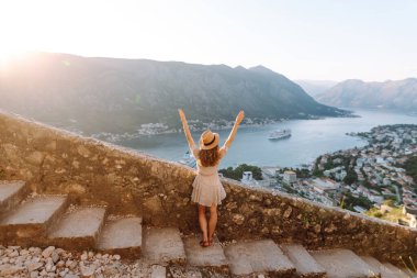 Kadınların arka plandaki manzarası, güzel şehir manzarasının tadını çıkarıyor. Turizm, dinlenme, hafta sonu, yaz gezisi.