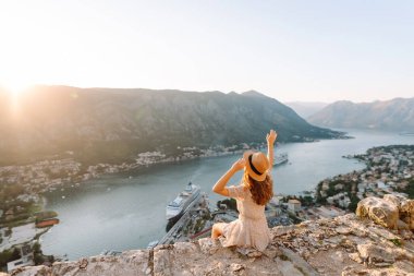 Kadınların arka plandaki manzarası, güzel şehir manzarasının tadını çıkarıyor. Turizm, dinlenme, hafta sonu, yaz gezisi.