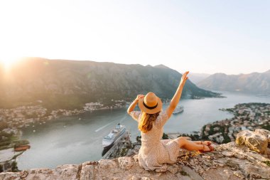 Kadınların arka plandaki manzarası, güzel şehir manzarasının tadını çıkarıyor. Turizm, dinlenme, hafta sonu, yaz gezisi.
