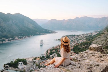 Kadınların arka plandaki manzarası, güzel şehir manzarasının tadını çıkarıyor. Turizm, dinlenme, hafta sonu, yaz gezisi.