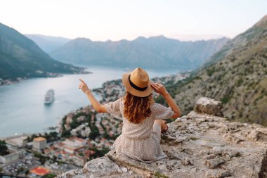 Kadınların arka plandaki manzarası, güzel şehir manzarasının tadını çıkarıyor. Turizm, dinlenme, hafta sonu, yaz gezisi.