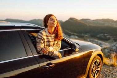 Yoldaki genç bayan turist, pencere manzarasının tadını çıkarıyor ve tatil gezisinde seyahat ediyor. Seyahat macerası, mutlu yaz..