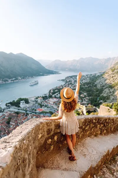 Kadınların arka plandaki manzarası, güzel şehir manzarasının tadını çıkarıyor. Turizm, dinlenme, hafta sonu, yaz gezisi.