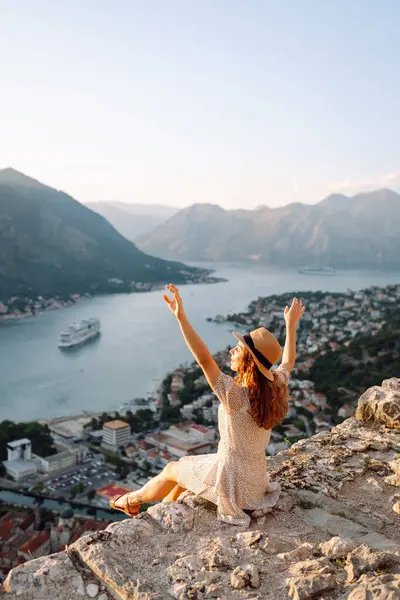 Kadınların arka plandaki manzarası, güzel şehir manzarasının tadını çıkarıyor. Turizm, dinlenme, hafta sonu, yaz gezisi.