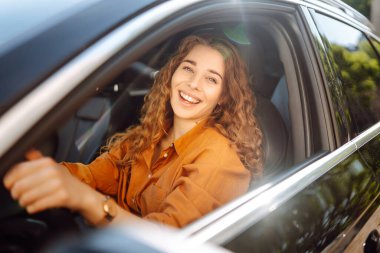 Rahat kadın arabada otururken araba sürmekten hoşlanır. Araba yolculuğu konsepti. Yaşam biçimi.