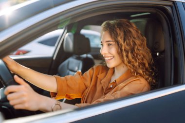 Rahat kadın arabada otururken araba sürmekten hoşlanır. Araba yolculuğu konsepti. Yaşam biçimi.