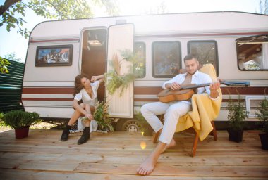 Kamp karavanında güzel bir çift. Sevgi. Romantik bir an. Birlikte. Evlilik..