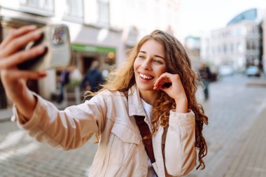 Şehir merkezinde eğlenen ve selfie çeken genç pozitiflerin hayat tarzı selfie portresi. Selfie mutlu telefon görüşmeleri. Blogculuk, teknoloji, yaşam tarzı, seyahat, turizm, aktif yaşam