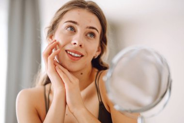 Sivilceli makyajsız genç bir kadının portresi. Sivilce terapisi, yara, yüz iltihabı ve sorunlu cilt kavramı..