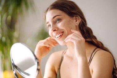 Sivilceli makyajsız genç bir kadının portresi. Sivilce terapisi, yara, yüz iltihabı ve sorunlu cilt kavramı..