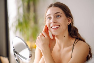 Sivilceli makyajsız genç bir kadının portresi. Sivilce terapisi, yara, yüz iltihabı ve sorunlu cilt kavramı..