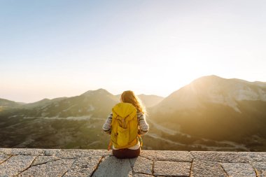 Negosh Anıtmezarı 'nın popüler turistik cazibesindeki genç kadın yüksek ve pitoresk dağ Lovcen' in tepesinde. Karadağ.