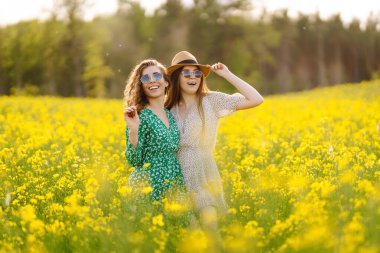 İki güzel kadın yaz tatilinden zevk alır, boş zamanlarını geçirirler, yabani çiçekler toplarlar..