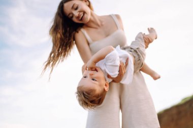 Mutlu aile sahilde eğleniyor. Yaz tatili kavramı. Seyahat, aktif yaşam tarzı, tatil, dinlenme.