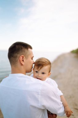 Mutlu aile sahilde eğleniyor. Yaz tatili kavramı. Seyahat, aktif yaşam tarzı, tatil, dinlenme.