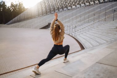 Kadın, fitness ve esneme şehirde egzersiz, egzersiz ya da açık hava eğitimine hazırlanıyor. İnsanlar, spor, spor ve esneklik kavramı