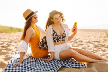 Yaz tatilinde sahilde selfie çeken şık güzel kadınlar. Arkadaşlar birlikte. ravel, blog yazma, hafta sonu, rahatlama ve yaşam tarzı konsepti.
