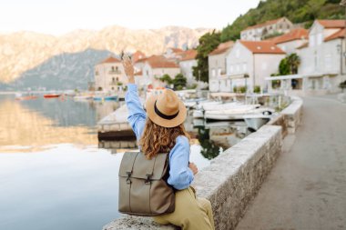 Bir turist set boyunca yürür ve manzaraya bakar. Avrupa seyahati. Yaşam tarzı, tatil, turizm, doğa, aktif yaşam.