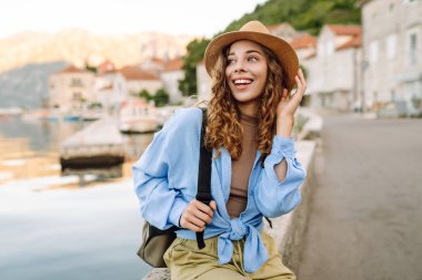 Bir turist set boyunca yürür ve manzaraya bakar. Avrupa seyahati. Yaşam tarzı, tatil, turizm, doğa, aktif yaşam.