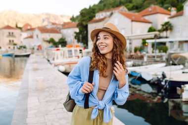 Bir turist set boyunca yürür ve manzaraya bakar. Avrupa seyahati. Yaşam tarzı, tatil, turizm, doğa, aktif yaşam.