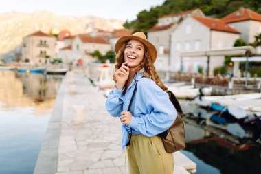 Bir turist set boyunca yürür ve manzaraya bakar. Avrupa seyahati. Yaşam tarzı, tatil, turizm, doğa, aktif yaşam.