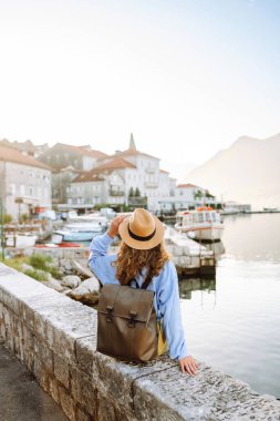 Bir turist set boyunca yürür ve manzaraya bakar. Avrupa seyahati. Yaşam tarzı, tatil, turizm, doğa, aktif yaşam.