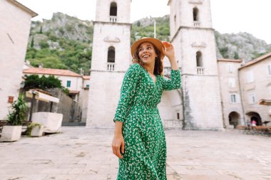 Sokakta poz veren modaya uygun yaz elbiseli güzel bir kadın. Moda tarzı. Turistik cazibe. Tatil ve seyahat kavramı.