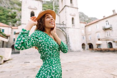 Sokakta poz veren modaya uygun yaz elbiseli güzel bir kadın. Moda tarzı. Turistik cazibe. Tatil ve seyahat kavramı.